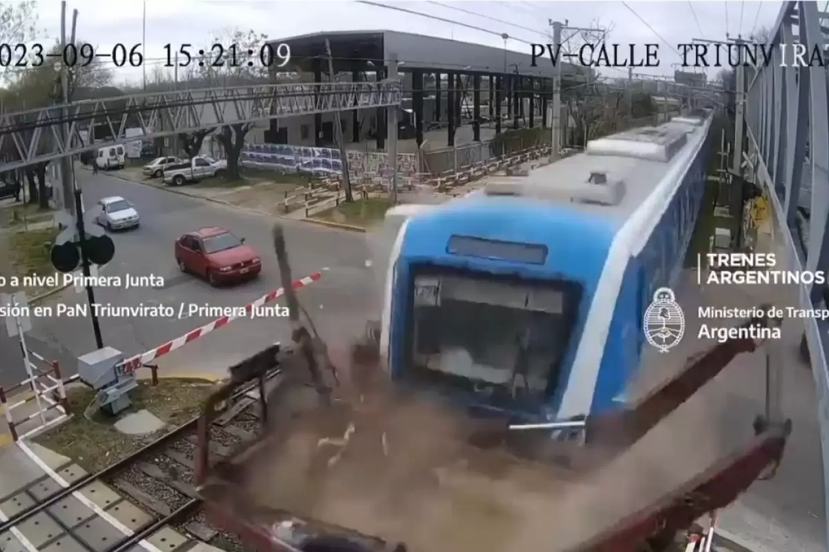 (ویدئو) برخورد شدید قطار مسافربری با یک کامیون