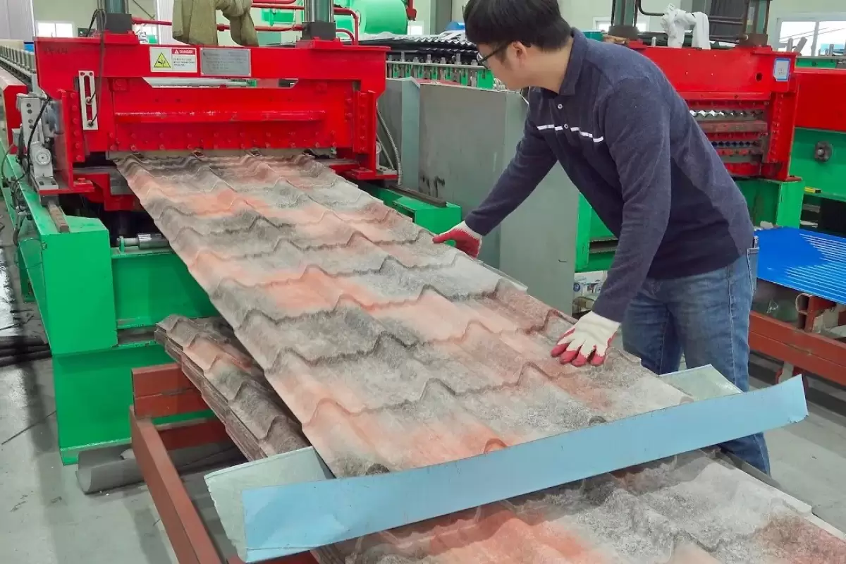 (ویدئو) فرآیند تماشایی ساخت سقف شیروانی فلزی در یک کارخانه مشهور