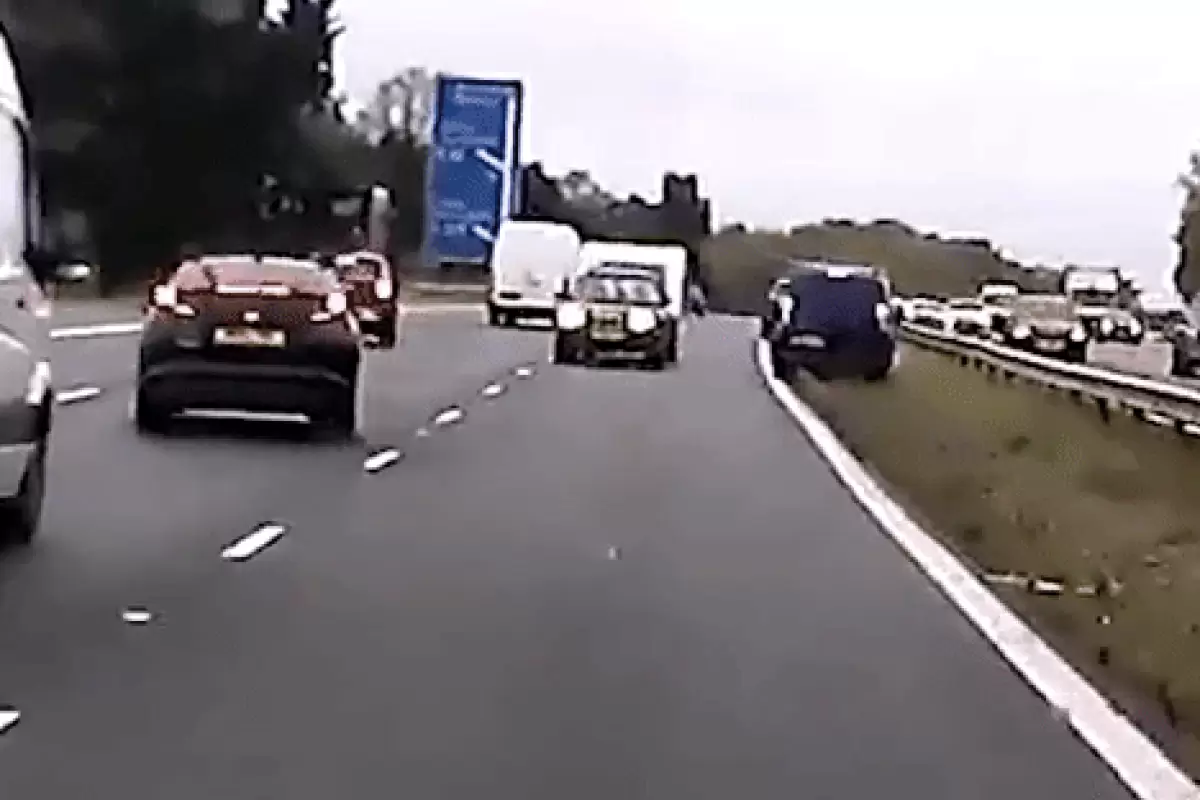 ( ویدیو) حرکت دیوانه‌وار یک راننده در اتوبان شلوغ!