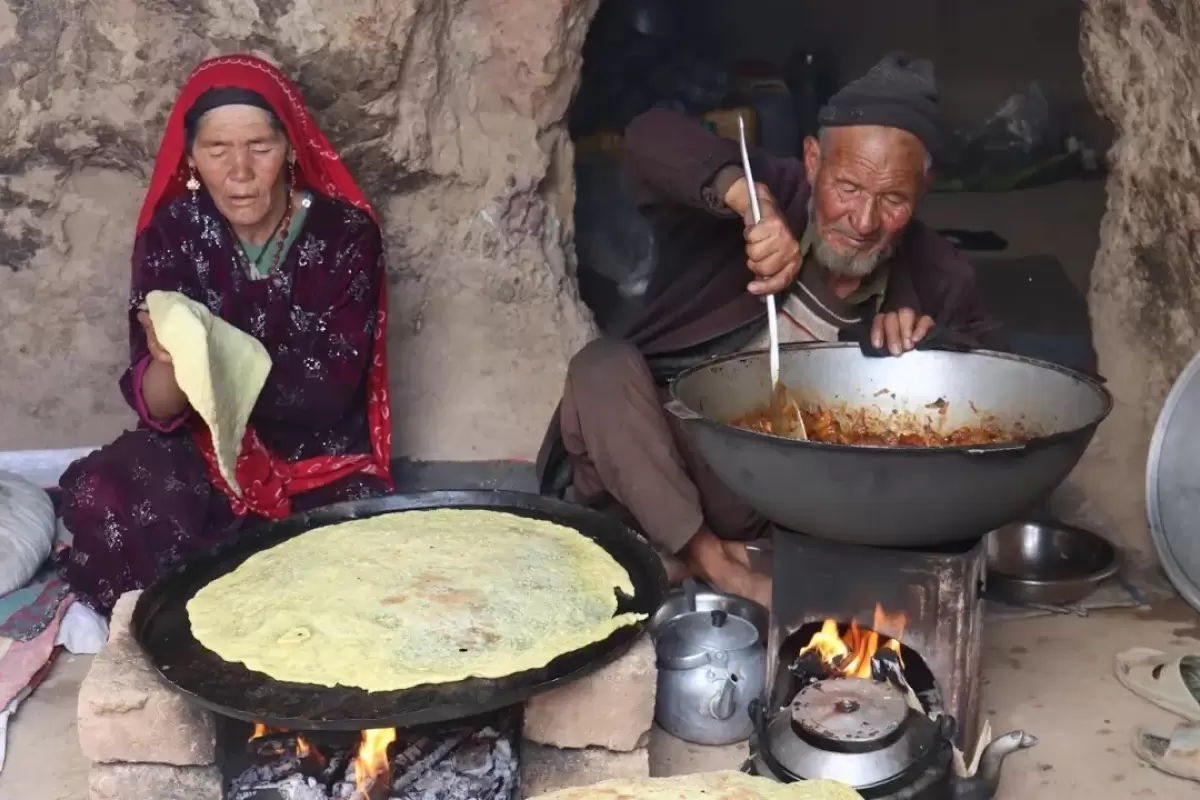 (ویدئو) زندگی عاشقانه این زوج مسن افغانستانی در غار باستانی؛ پخت نان و واویشکای گوشت توسط آن‌ها را ببینید
