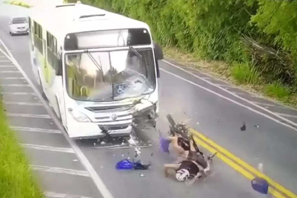 ( ویدیو) لحظه دلخراش عبور اتوبوس از روی سر موتورسوار
