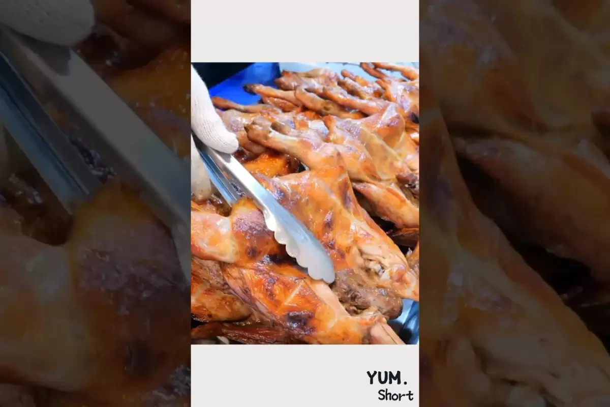 (ویدئو) غذای خیابانی؛ این آشپز مشهور تایلندی روزی 600 مرغ کبابی آماده می کند