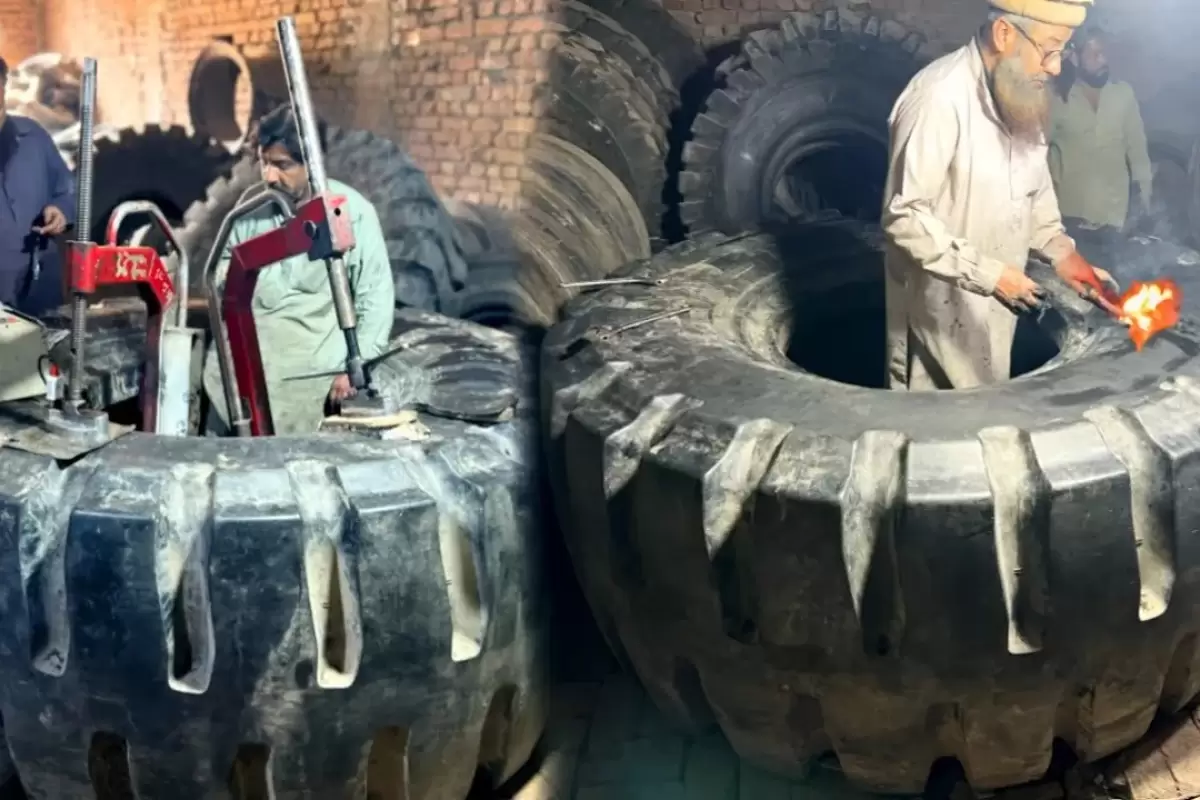 (ویدئو) تعمیر شگفت انگیز لاستیک های غول پیکر لودر توسط این پیرمرد پاکستانی