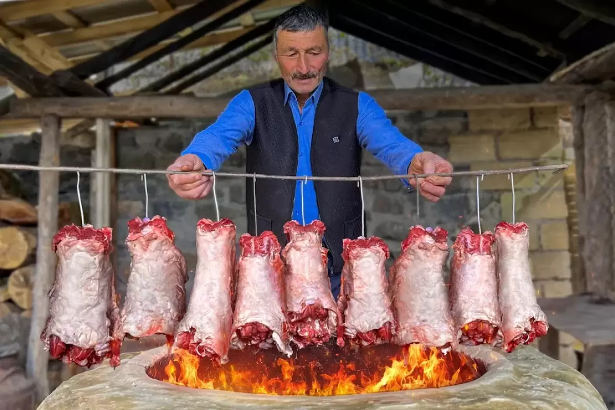 (ویدئو) کباب کردن هیجان انگیز 9 گردن گوسفند در تنور وسط خانواده روستایی آذربایجانی