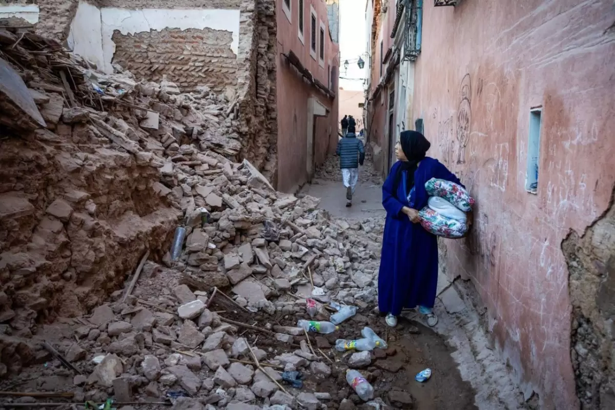 (ویدئو) لحظه فرار یک جوان از مرگ حتمی در دقایق ابتدایی زلزله مراکش