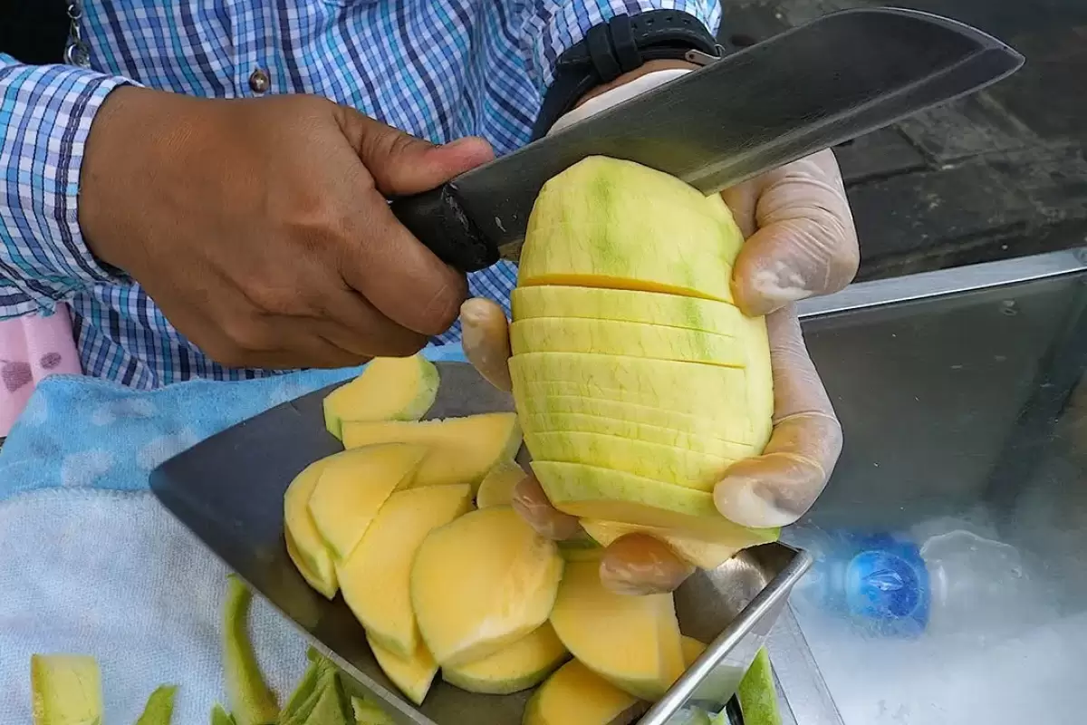 (ویدئو) این فروشنده تایلندی استاد برش زدن انبه، هندوانه و سیب شکری است!