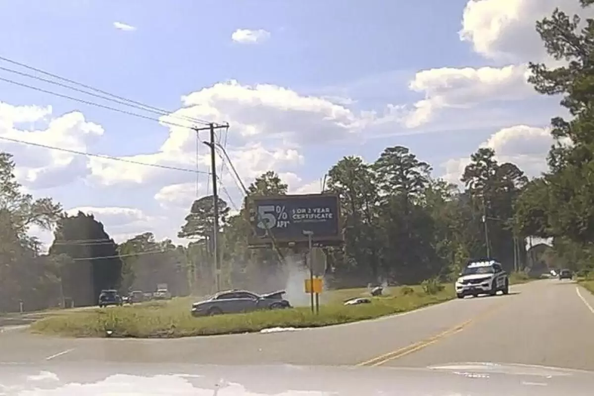 (ویدئو) واژگونی وحشتناک خودروی متواری روی مامور پلیس