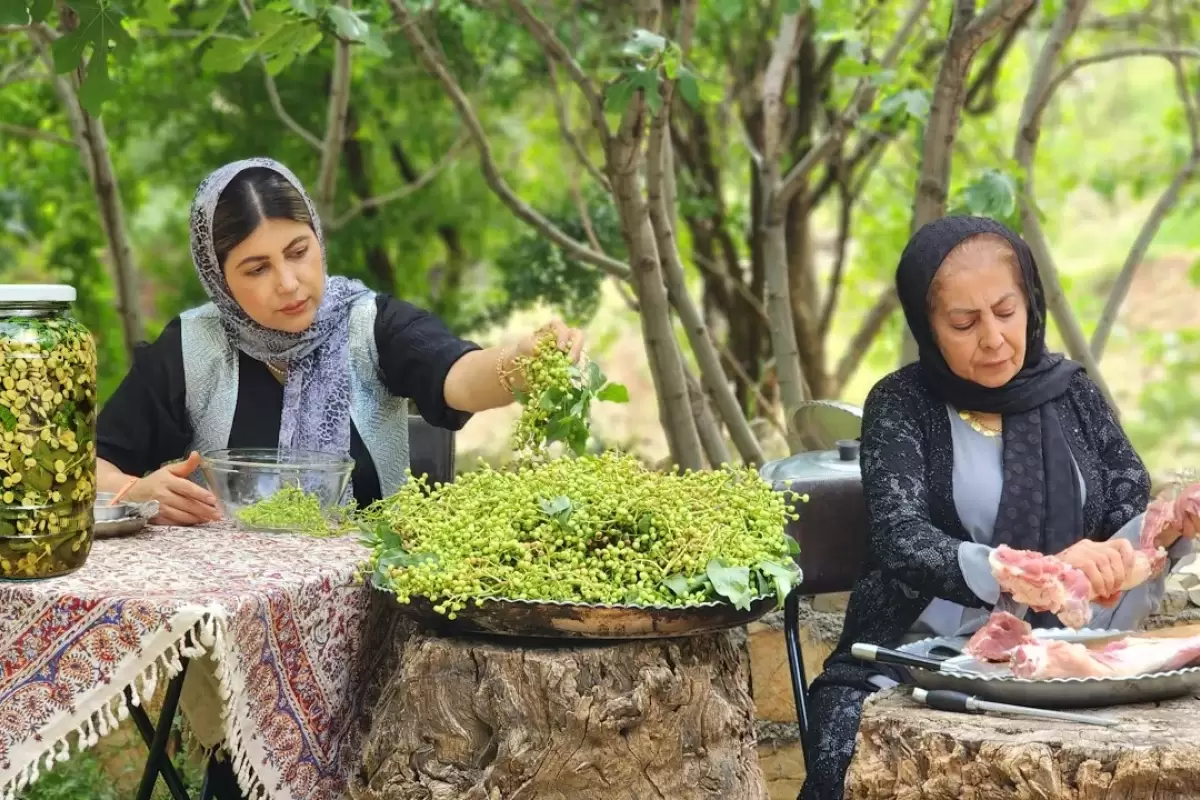 (ویدئو) طبخ شگفت انگیز خورشت پسته کوهی توسط مادر و دختر روستایی کردستانی