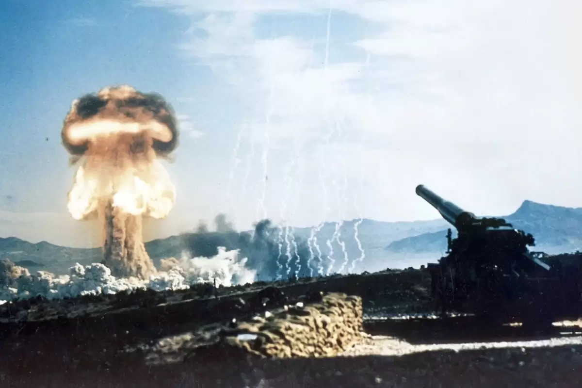 (ویدئو) لحظه شلیک بمب اتمی و انفجار هولناک آن در نوادا آمریکا