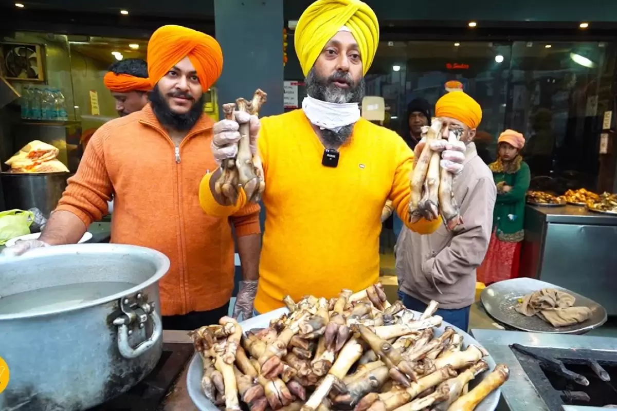 (ویدئو) غذای خیابانی؛ این آشپز امریتساری مشهورترین خاروده هند را طبخ می کند!