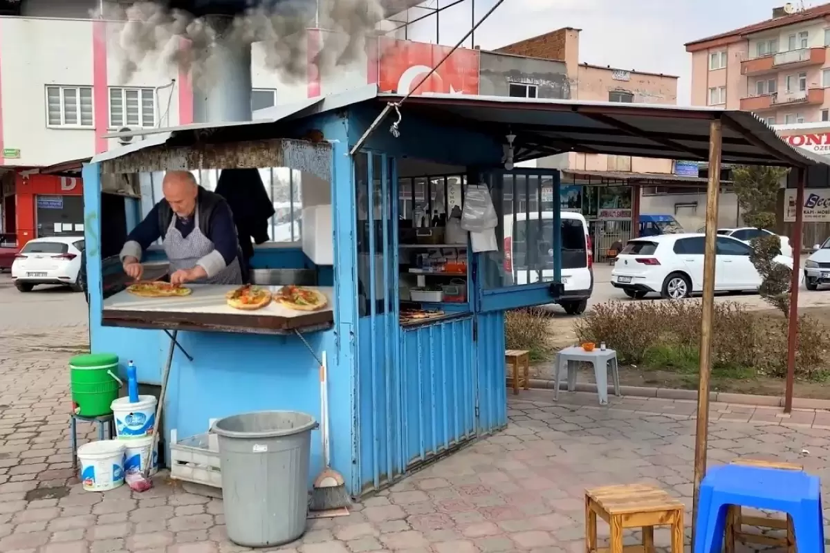 (ویدئو) این پیرمرد ترکیه ای 40 سال است که در این کیوسک کباب می فروشد!