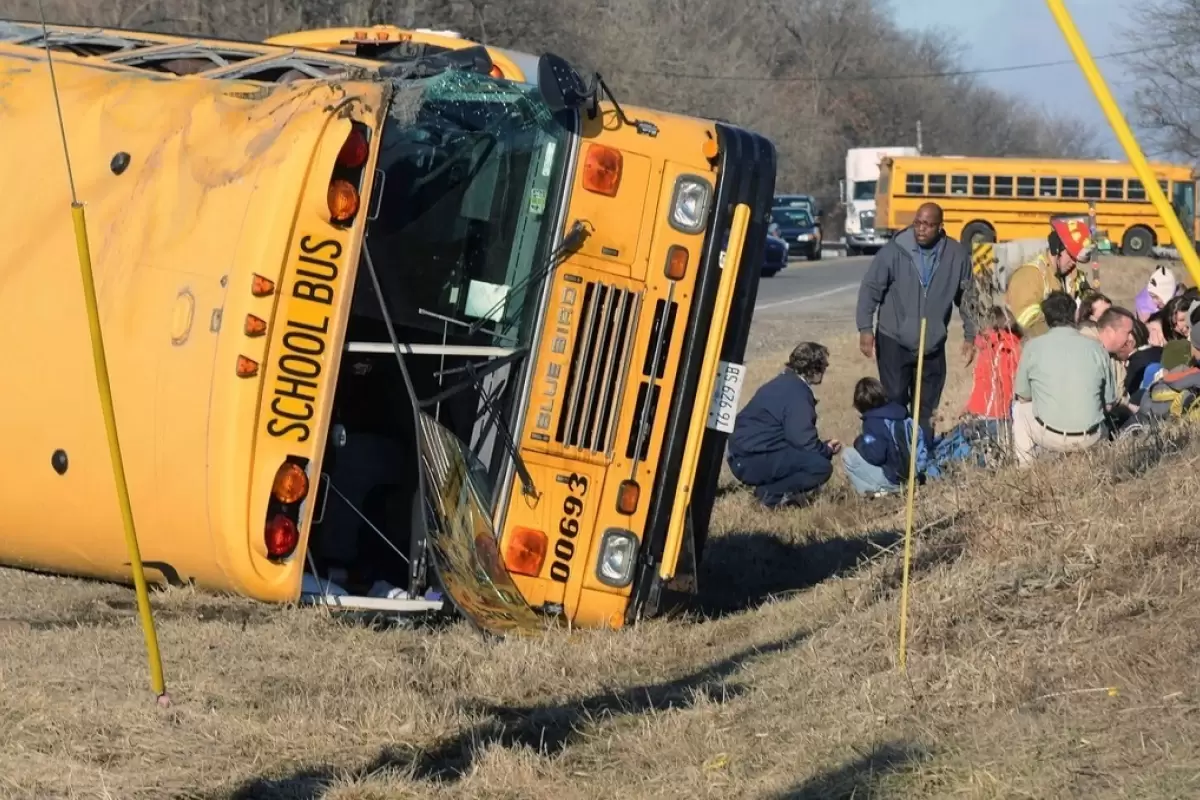 (ویدئو) لحظه تصادف اتوبوس شهری با اتوبوس مدرسه