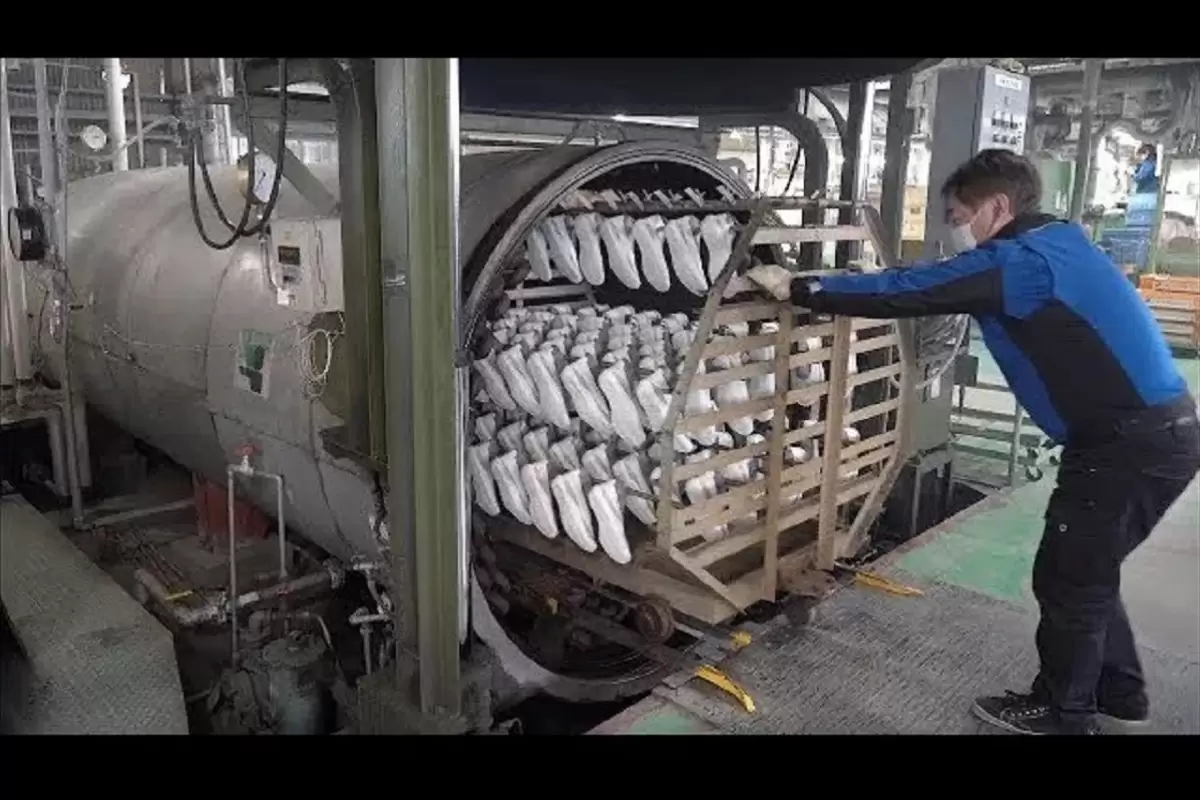 (ویدئو) کفش های کتانی مشهور چگونه در کارخانه های ژاپنی تولید می شود؟