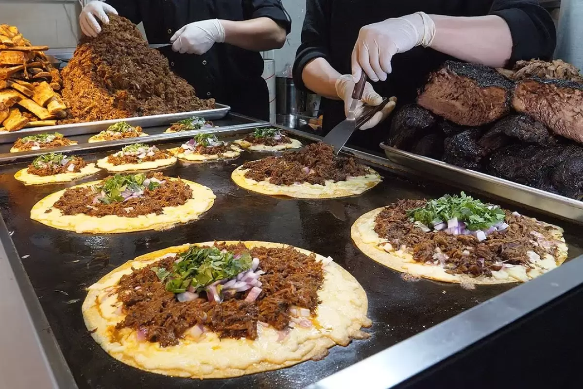 (ویدئو) غذای خیابانی؛ مشهورترین کباب دودی گوشت گاو کره را این آشپز سئولی طبخ می کند