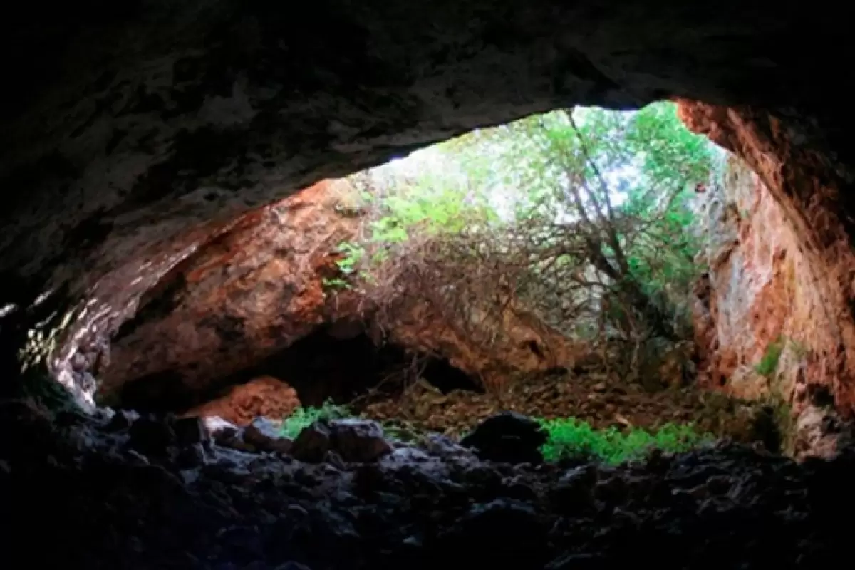 (تصاویر) کشف هولناک ابزار و ظروف غذا از جنس استخوان انسان در غار 7000 ساله
