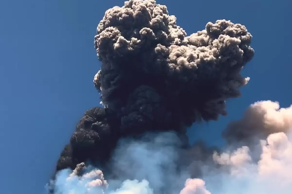 (ویدئو) تماشای فوران آتشفشان اتنا از نزدیک‌ترین فاصله