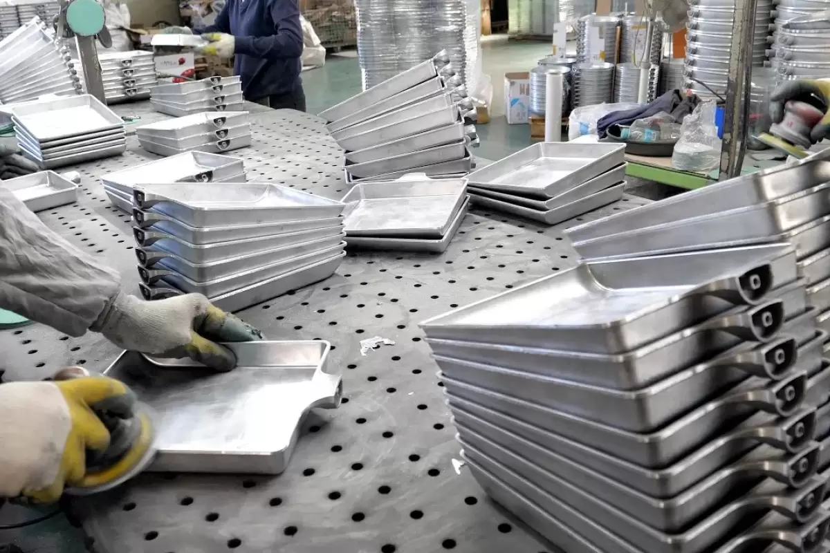 (ویدئو) ماهیتابه های مربعی مشهور کره ای چگونه در کارخانه تولید می شوند؟