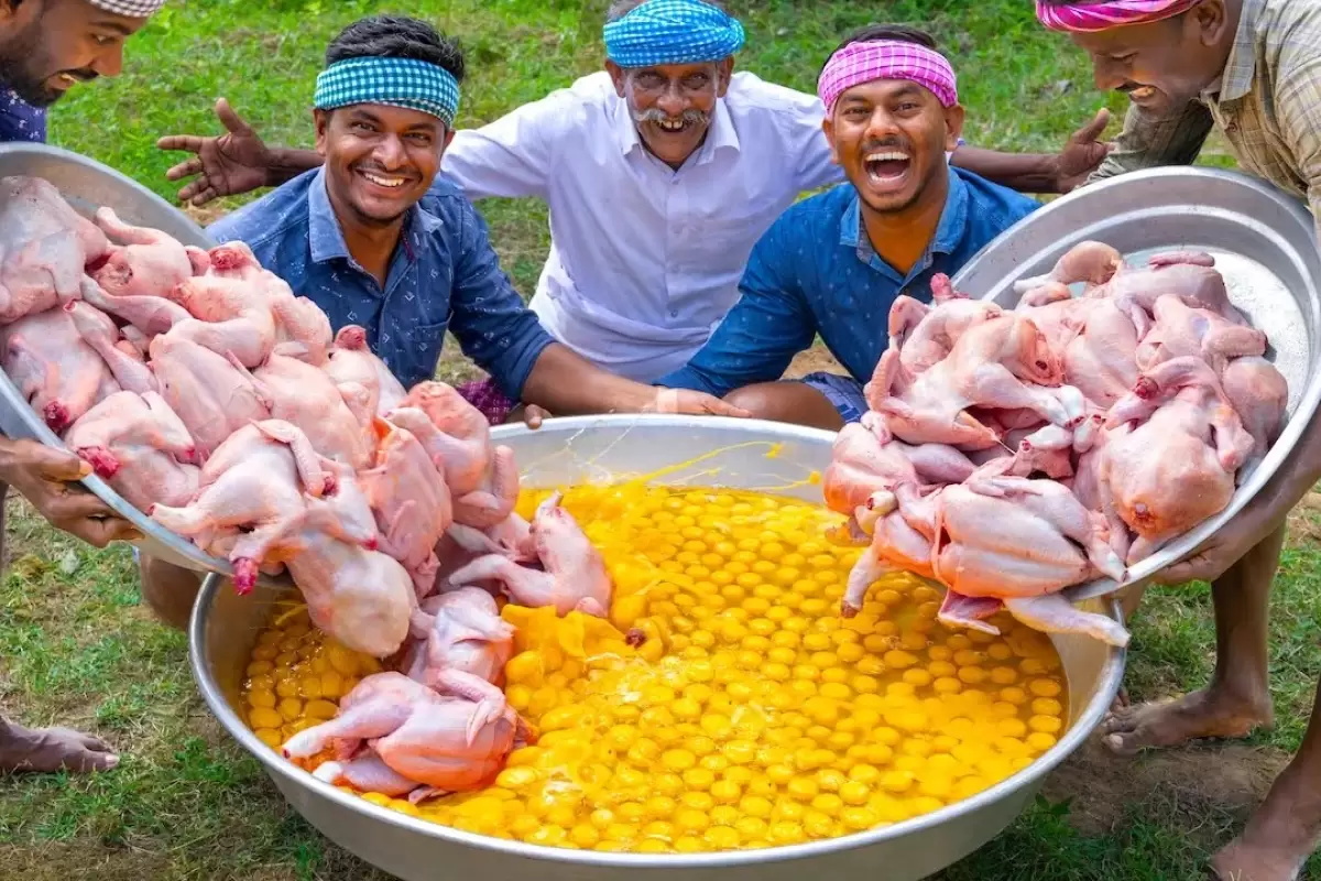 (ویدئو) غذای روستایی؛ پخت جالب و دیدنی املت مرغ توسط این مرد روستایی در هند