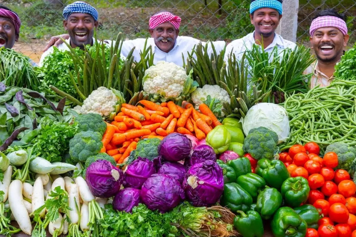 (ویدئو) پخت تماشایی سوپ سبزیجات رنگارنگ توسط این 5 مرد روستایی هندی