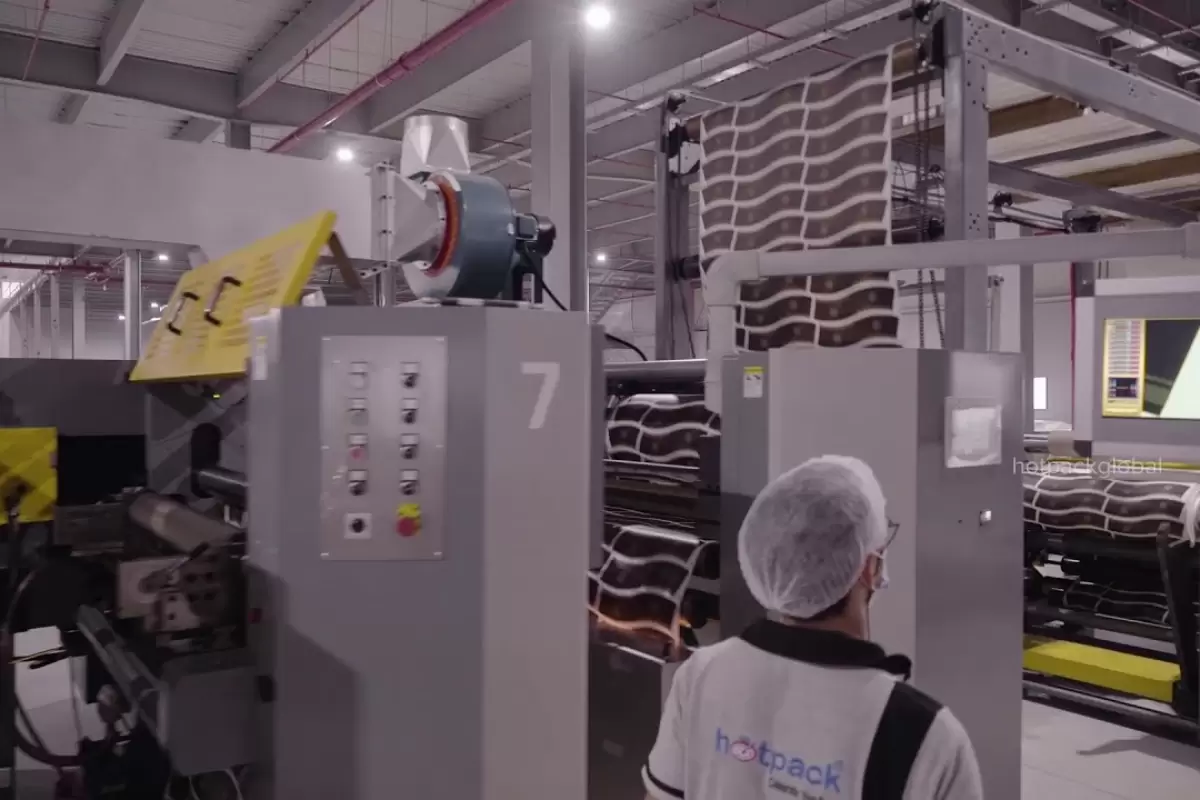 (ویدئو) فرآیند تولید لیوان کاغذی یک بار مصرف در یک کارخانه اماراتی