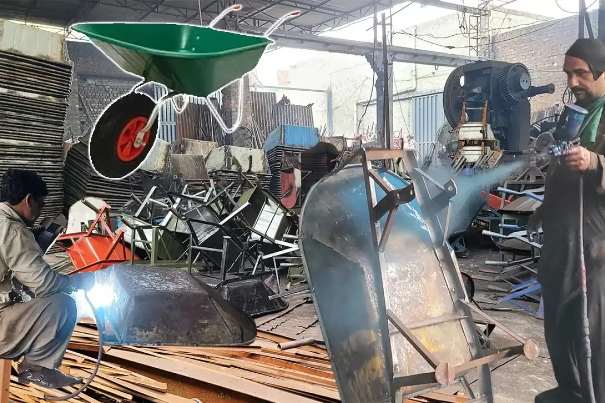 (ویدئو) عملیات دیدنی تولید فرغون در یک کارگاه کوچک در پاکستان