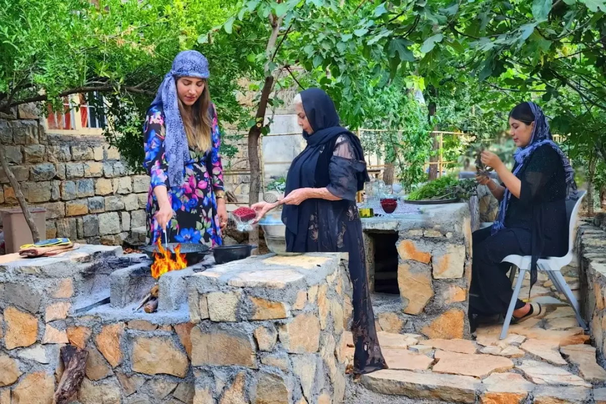 (ویدئو) پخت دیدنی مرغ سرخ شده با سس زرشک توسط مادر و دختران روستاییِ کردستانی