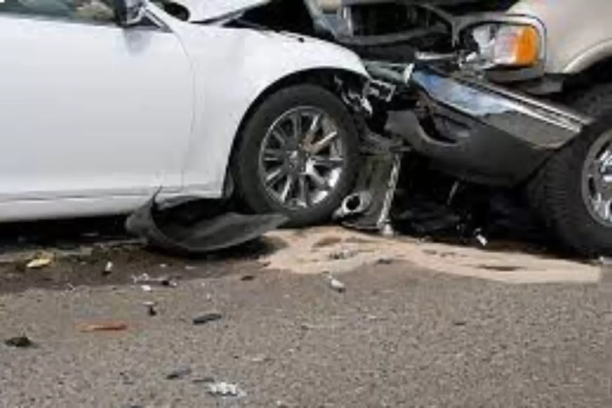 ( ویدیو) تصادف ناگوار یک خودرو سواری با چند کامیون پارک شده وسط آزادراه