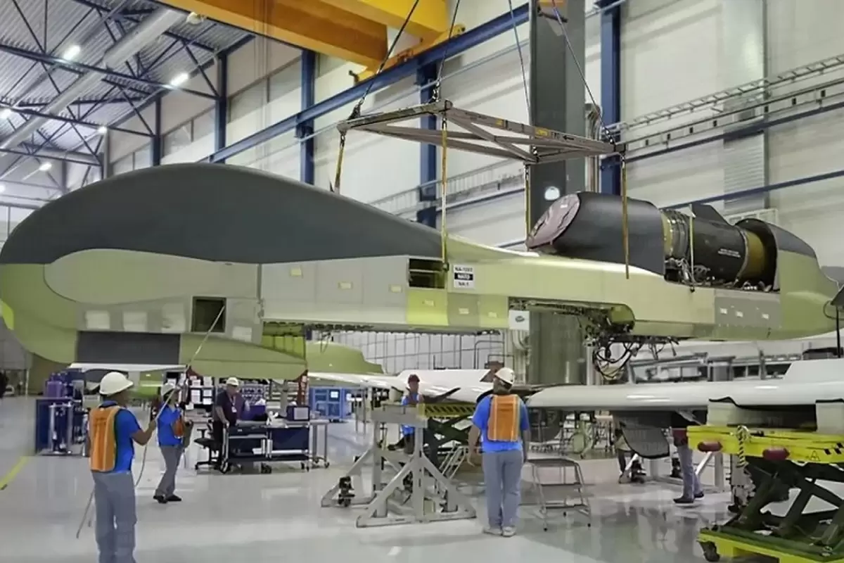(ویدئو) عملیات ساخت RQ-۴ Global Hawk؛ ترسناک‌ترین پهپاد آمریکا در کارخانه