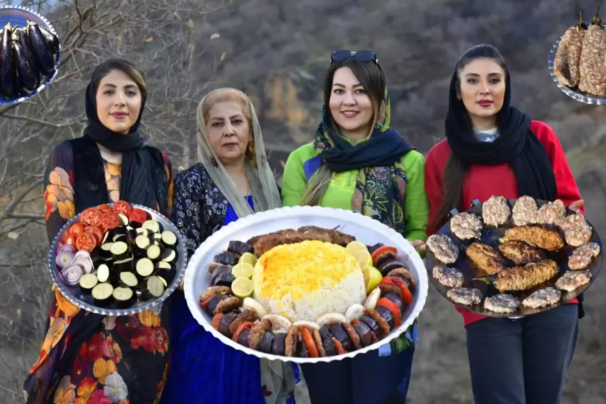 (ویدئو) طبخ یک غذای متفاوت با گوشت، بادمجان و گوجه توسط خانواده روستایی کردستانی