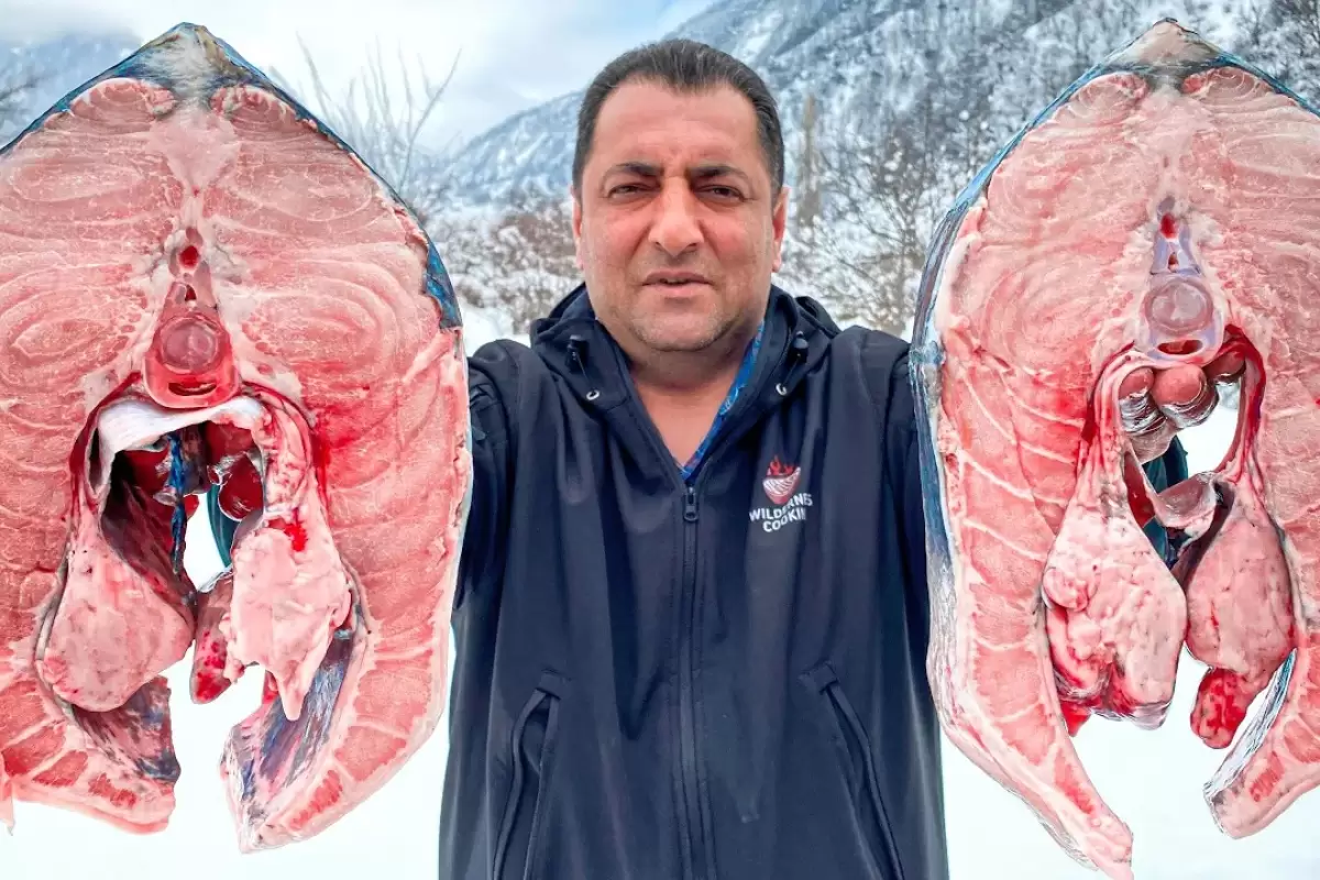 (ویدئو) غذای روستایی؛ کباب کردن ماهی خاویاری در طبیعت برفی و زیبای کشور آذربایجان