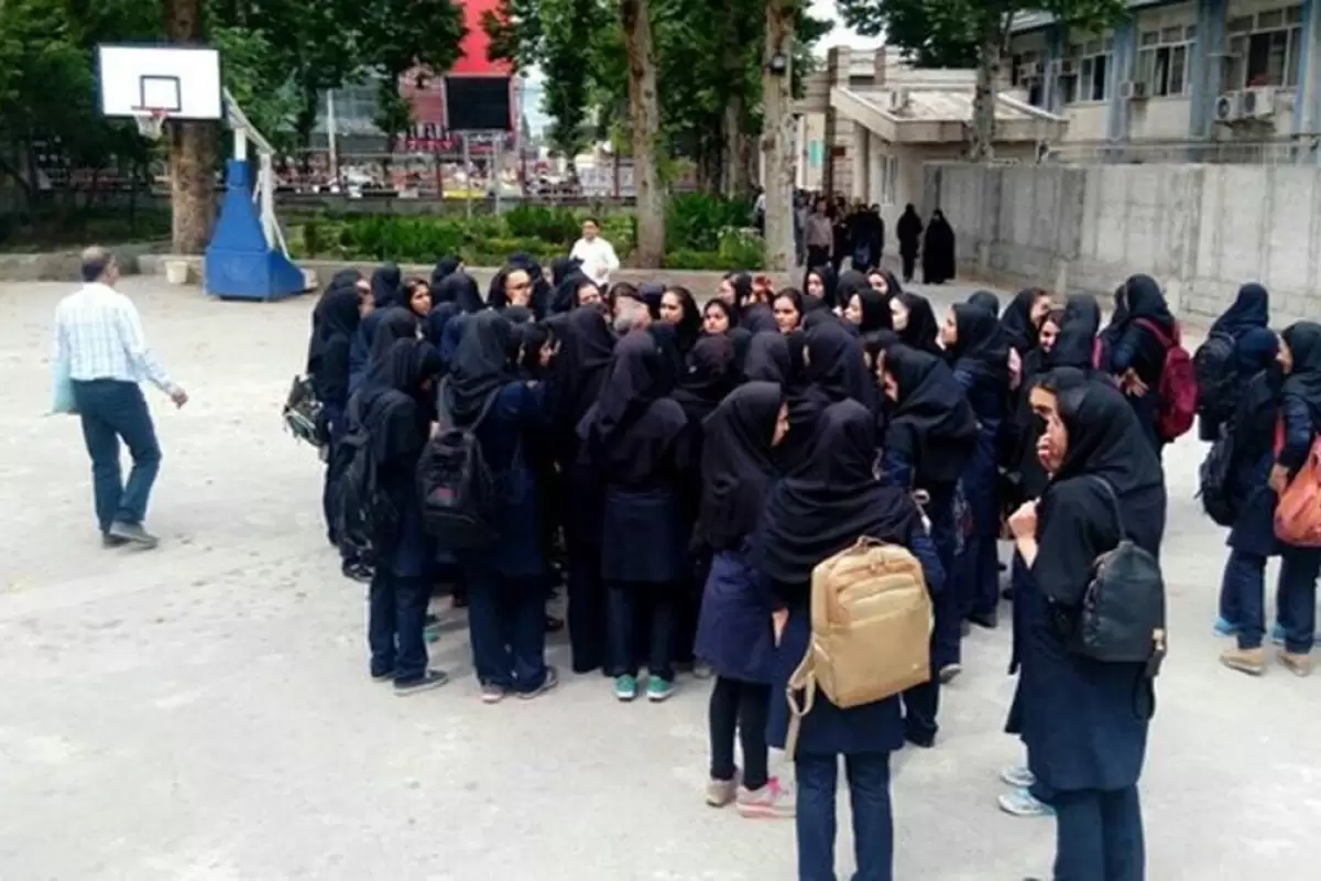 تجمع اولیای دانش‌آموزان یک مدرسه دخترانه شناخته‌شده در تهران
