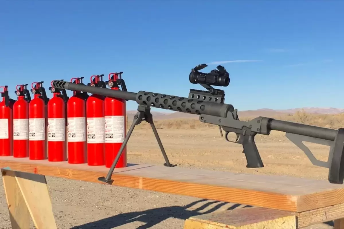 (ویدئو) اگر با گلوله 50 میلی متری به 10 کپسول آتش نشانی شلیک کنید، چه اتفاقی می افتد؟