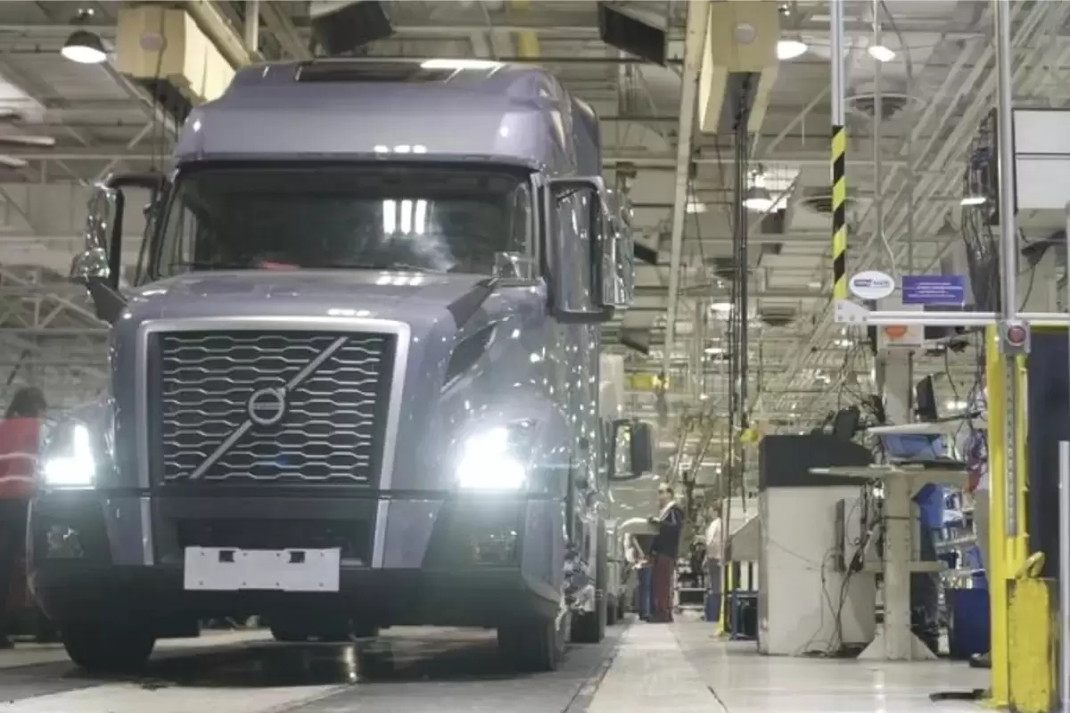 (ویدئو) کامیون های قدرتمند و مشهور ولوو چگونه در کارخانه تولید می شوند؟