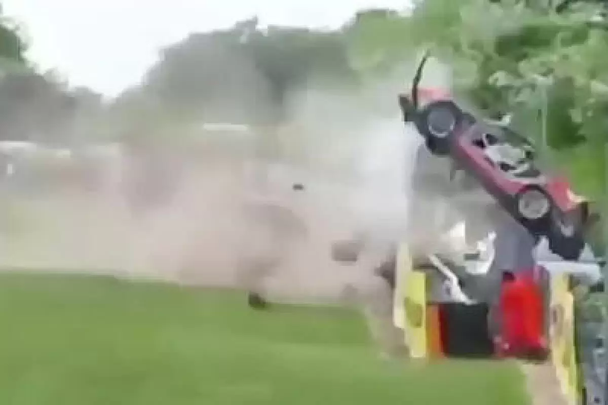 (ویدئو) تصادف وحشتناک یک ماشین مسابقه رالی با تیر برق کنار جاده