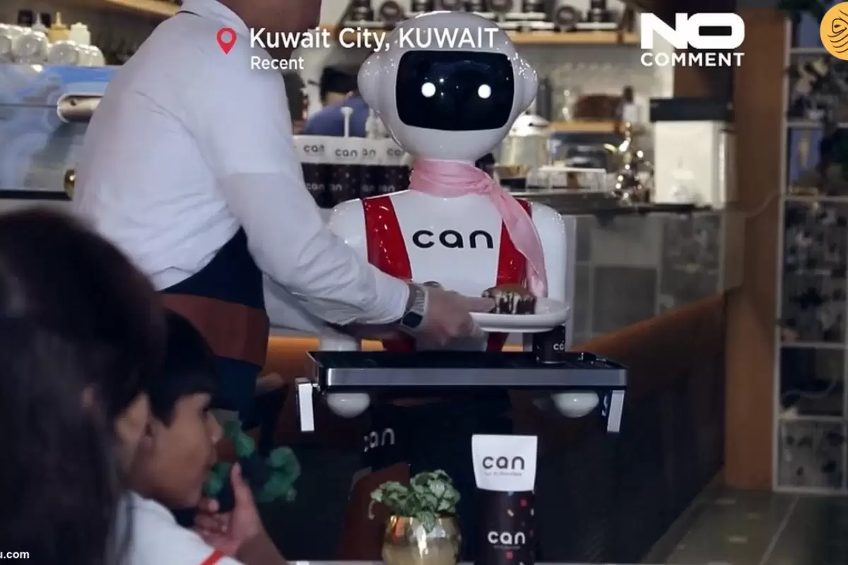 (ویدئو) خدمات رسانی یک ربات به مشتریان رستورانی در کویت