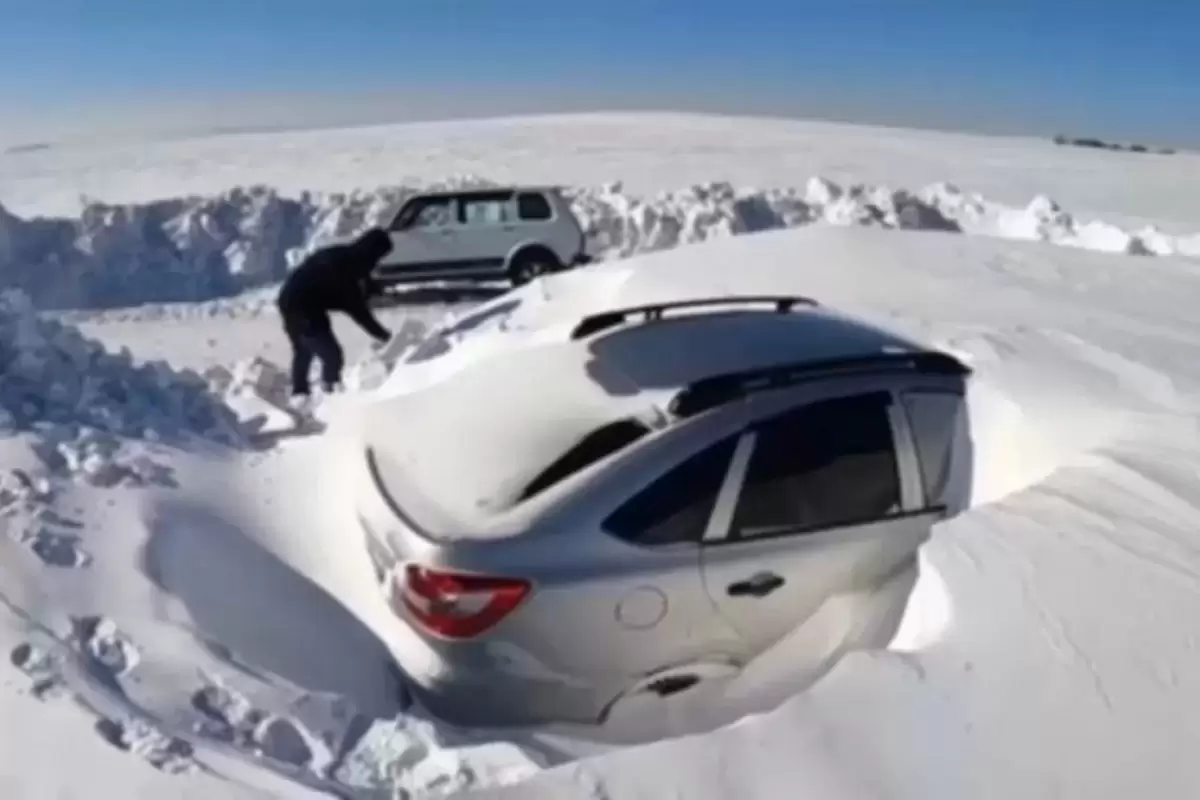 (ویدئو) مدفون شدن چند ماشین زیر بارش برف سنگین در آرژانتین