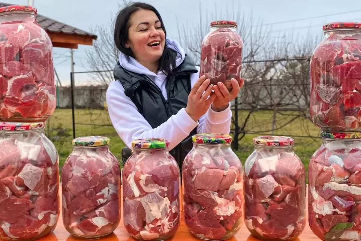 (ویدئو) فرایند تهیه کنسرو گوشت گاو در ظروف شیشه ای توسط کدبانوی روستایی اوکراینی