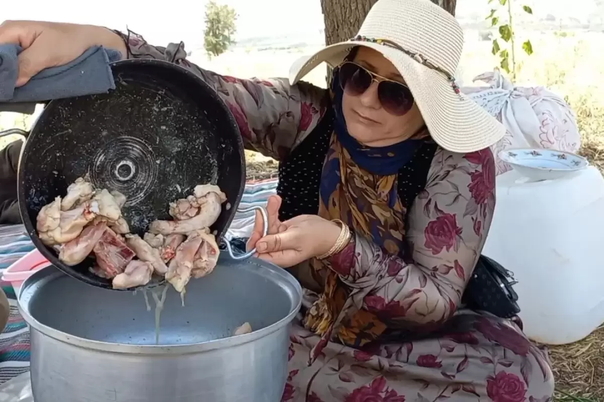 (ویدئو) پخت یک غذای ساده با مرغ، گوجه و سبزی توسط این خانواده کشاورز کردستانی