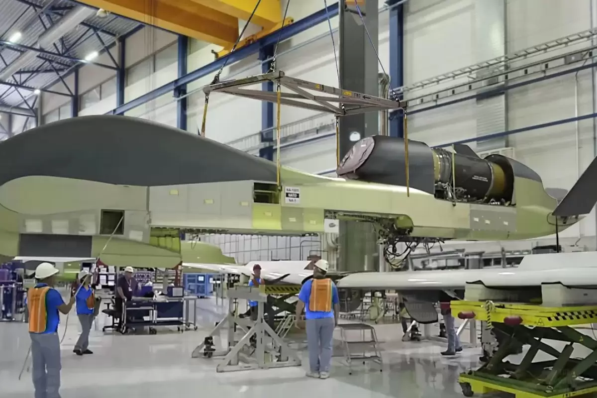 (ویدئو) عملیات ساخت RQ-4 Global Hawk؛ ترسناک ترین پهپاد آمریکا در کارخانه