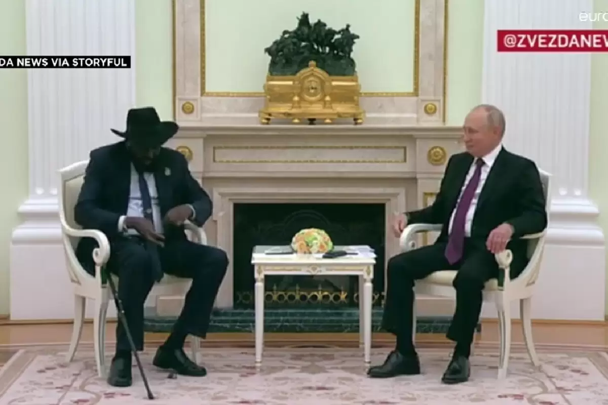 (ویدئو) آموزش استفاده از هدست ترجمه توسط پوتین به رئیس جمهور سودان جنوبی