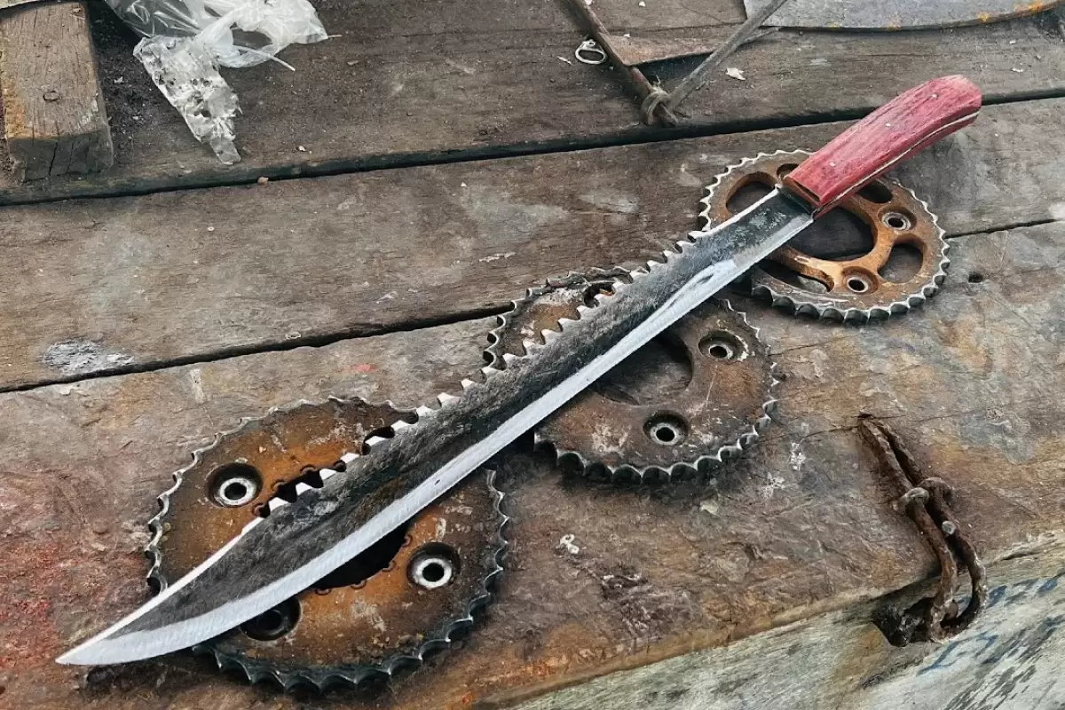 (ویدئو) تبدیل هیجان انگیز چرخ دنده آهنی زنگ زده به شمشیر توسط دو آهنگر ماهر تایلندی