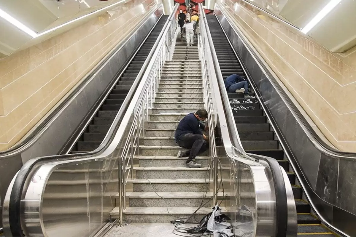 باز هم حادثه در پله برقی؛ حادثه برای دست کودک در مترو!
