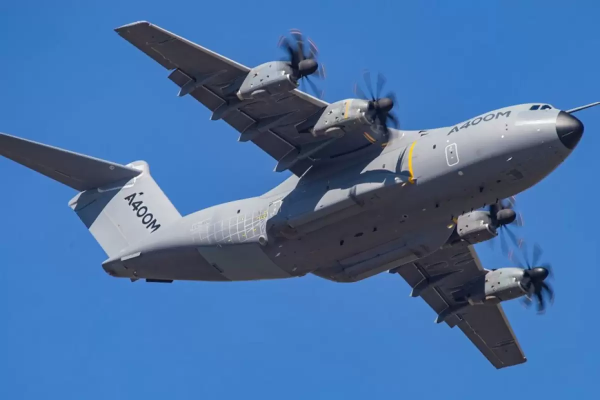 (ویدئو) فرود حیرت انگیز هواپیمای غول پیکر نظامی ایرباس A400 در فاصله بسیار کوتاه