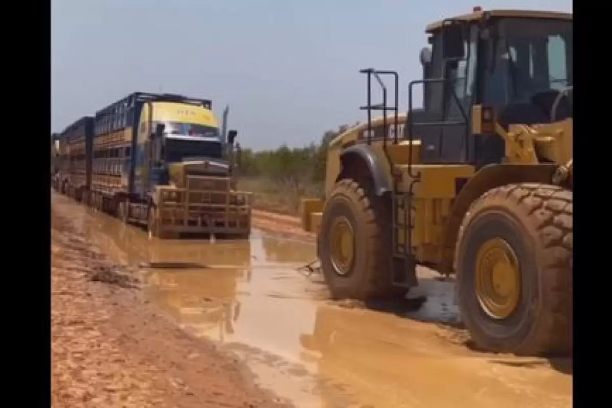 ( ویدیو) قدرت حیرت انگیز لودر در کشیدن کامیون