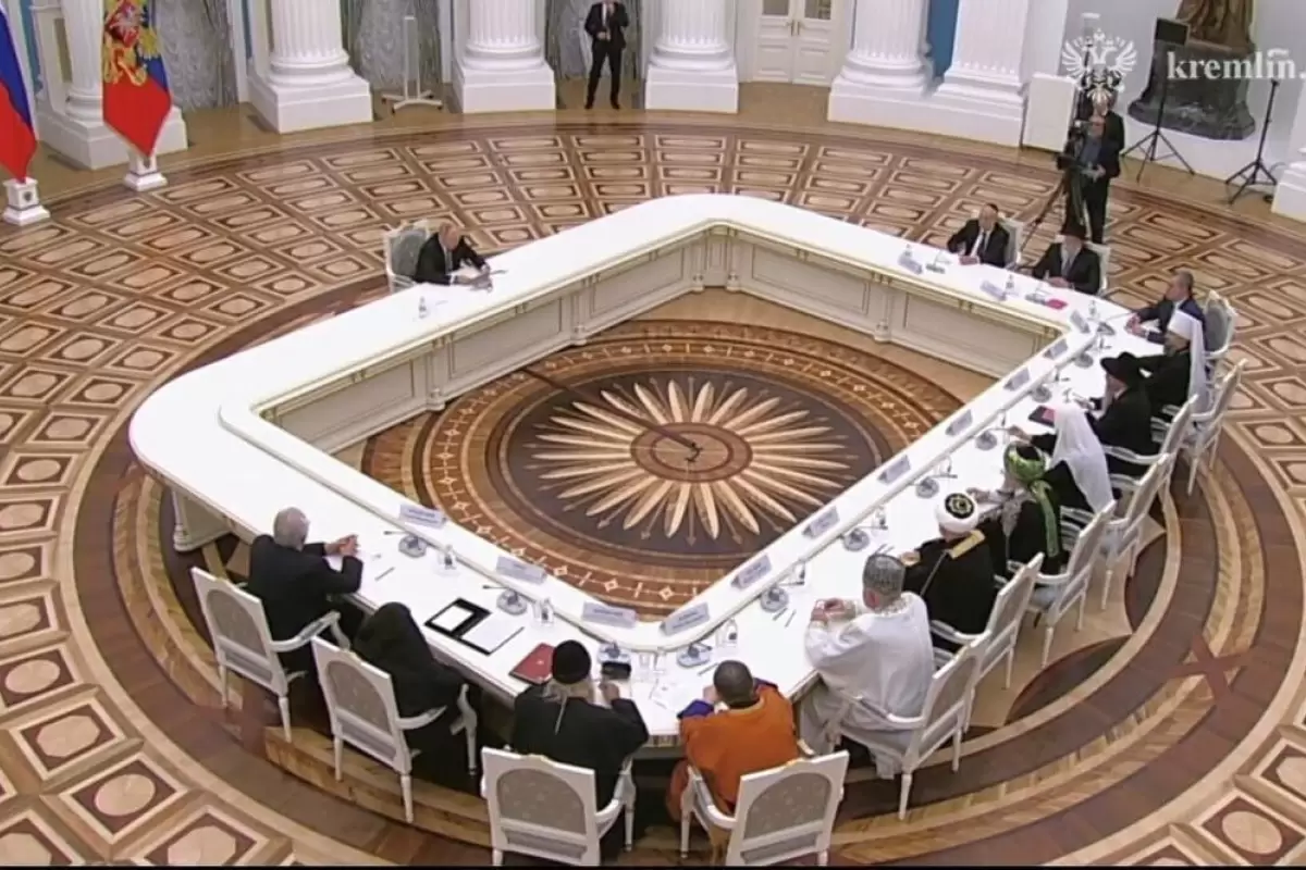 (ویدئو) میز جدید پوتین سوژه شد