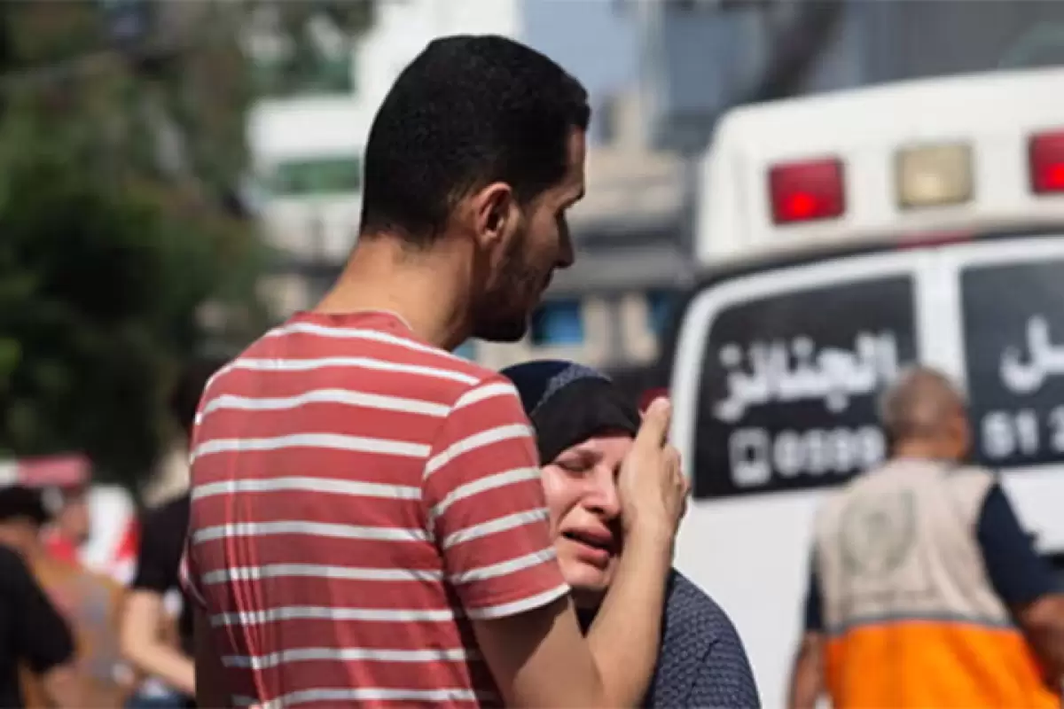 ببینید | لحظه‌ای تلخِ مطلع شدن پزشک فلسطینی از شهادت پسرش