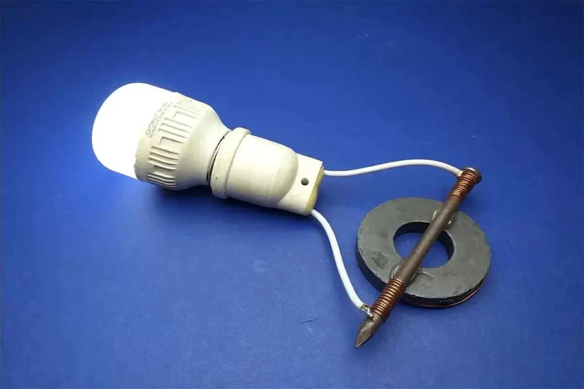 (ویدئو) با این روش عجیب و شگفت انگیز لامپ را با آهنربا و میخ روشن کنید!