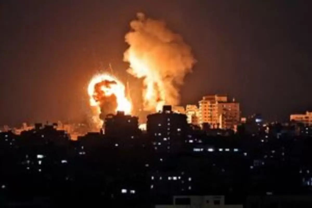 ببینید | تصاویر تازه از حمله امشب جنگنده‌های اسرائیل به غزه و بمباران وحشتناک منطقه