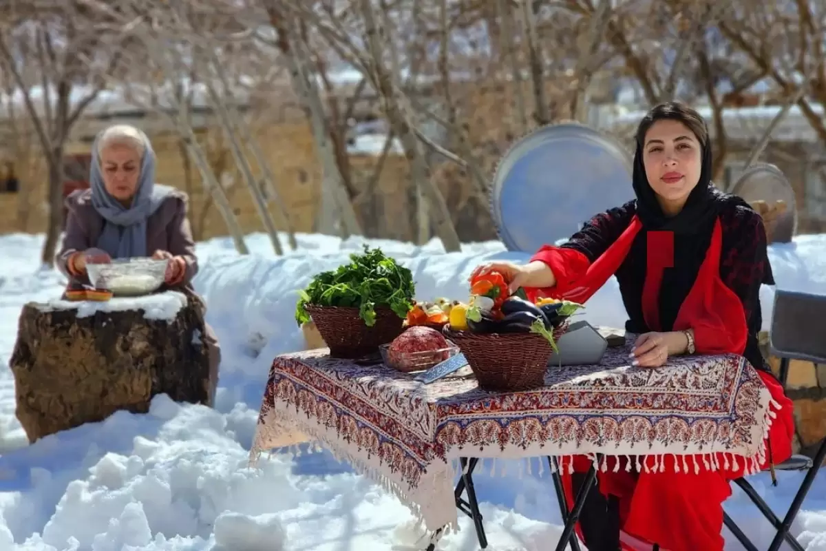 (ویدئو) کباب کردن تماشایی گوشت، بادمجان و گوجه توسط خانواده روستایی کردستانی