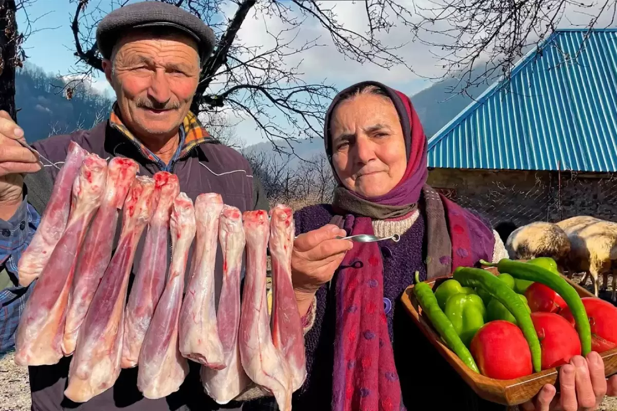 (ویدئو) پخت یک غذای شگفت انگیز با ماهیچه گوسفند و گوجه توسط خانواده روستایی آذربایجانی